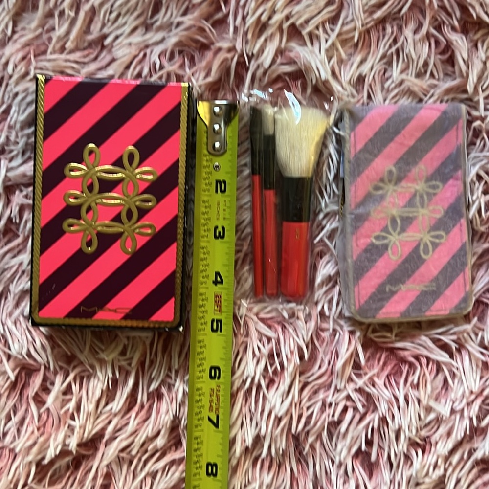 MAC Nutcracker Sweet Essential Brush Kit Holiday Collection Case Box - Picture 5 of 7
